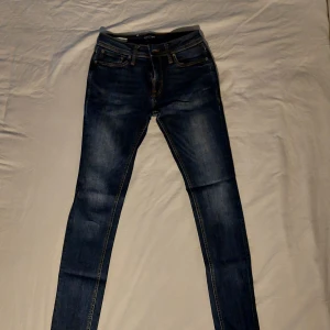 Jack&Jones jeans - Jack&Jones jeans slim fit 101cm längd väldigt gott skick