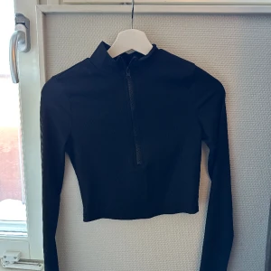 Ribbad tröja - Endast använd 1 gång! Skönt material som hade fungerat som både vanlig tröja eller träningströja.