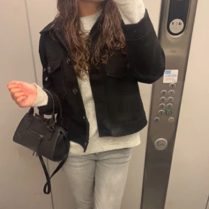 Svart kappa  - Kort kappa från Vero Moda som inte säljs längre. Kappan är storlek L men passar mig som annars har S/M så skulle säga att den är liten i storleken. Skriv för intresse av fler bilder. Pris kan diskuteras vid snabb affär💕