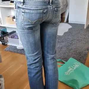 Jättesnygga Disel jeans som tyvärr var för små:( Storleken är 25/34. Skriv om du har frågor💕