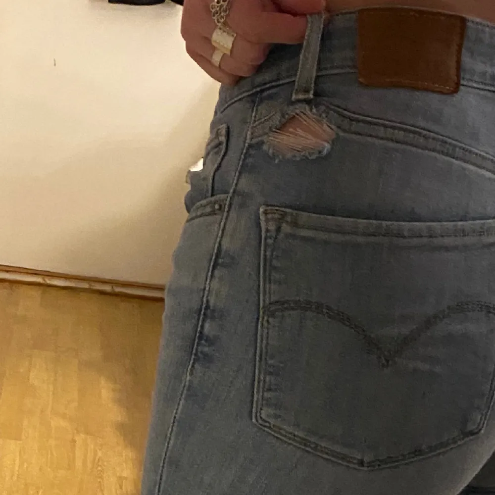 Skinny jeans från Levis, blivit ett hål där som syns på bilden, dem är i storlek 24 😊. Jeans & Byxor.