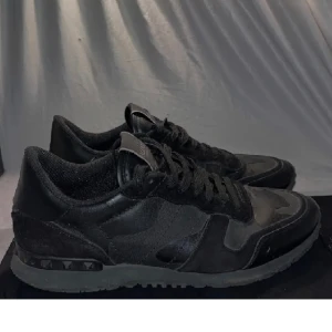  Valentino rockrunners  - Nästintill nya Valentino Skick 9,5/10  Nypris: 8500 mitt pris : 2200 Färg Svart/grå kamouflage  Pris kan diskuteras vid snabb affär Skriv gärna för funderingar😊