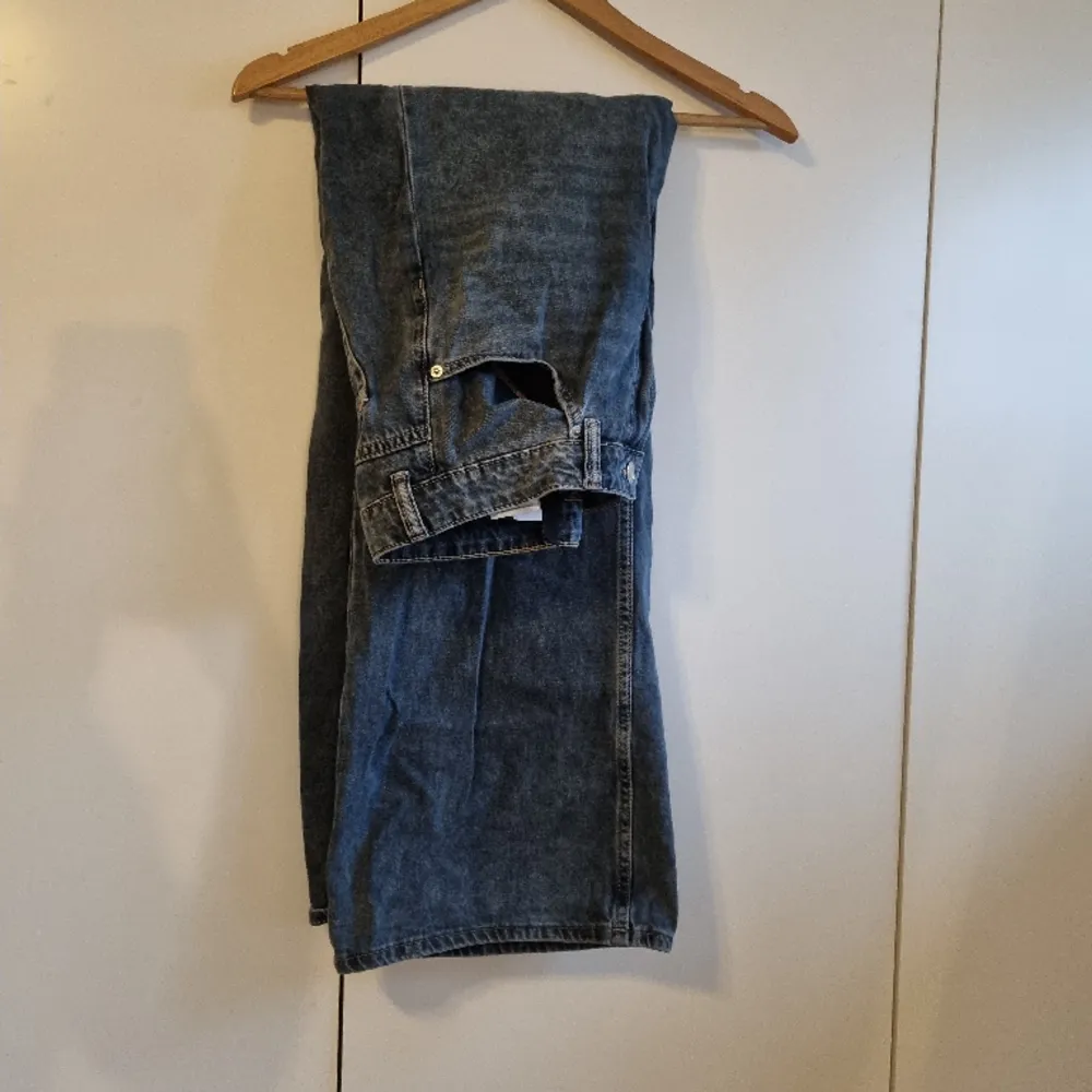 Säljer dessa vida mörkblå jeans från H&M💓 Använda lite men blivit förstora för mig. I bra skick💓 Säljer för 100kr + frakt men priset kan diskuteras vid snabb affär🫶. Jeans & Byxor.