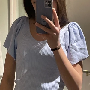 V ringad topp  - Jättesnygg v ringad topp med ett band på ryggen från only som jag köpte på zalando för 200kr