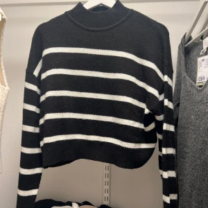 Randig stickad  - Knappt använd storlek S 