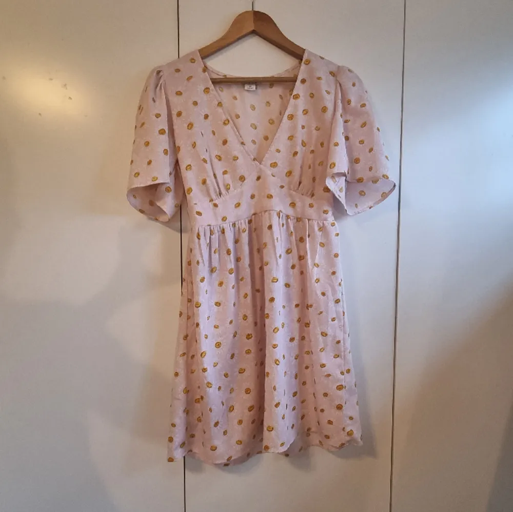 Säljer denna söta rosa klänning perfekt till sommaren! Köpt på Sellpy men den är från Monki. Köpt i nyckick och har aldrig använt den då den är lite stor💓 Säljer för 100kr + frakt🩷 Priset kan diskuteras vid snabb affär💓. Klänningar.