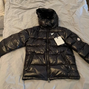 Moncler maya - En riktigt fet Moncler maya i strlk 2. Jackan är aldrig använd endast provad och är helt ny. Nfc scan funkar. Nypris är 11000 kr på merchsweden.