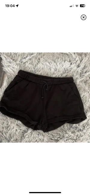 Mjukisshorts - Svarta mjukisshorts från H&M i storlek S. Säljer då de inte kommer till användning. Använda 1-2 gånger. Skriv privat för fler bilder. Pris kan diskuteras!