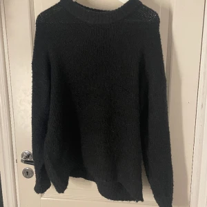Svart stickad  - Fin stickad, använd och lite nopprig med ändå fin 