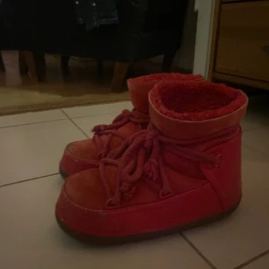 Inuikii skor stora - Säljer dessa stora Inuikii boots röda. De är storlek 38 men känns mer som 39. 