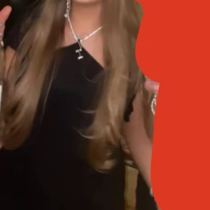 blus - säljer denna superfina blusen från h&m med lite så glittrigt gysterbart band runt halsen som är superfint🥰 endast använd 1 gång, kom privat för fler bilder 💗
