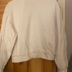 Vit sweatshirt - Vit sweatshirt från weekday, bra skick! 