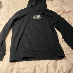 Sakta Cruz hoodie - En sakta cruz hoodie det är ett sakta Cruz märke på baksidan också men glömde ta bild på det men de är inga skavanker på märket eller nått