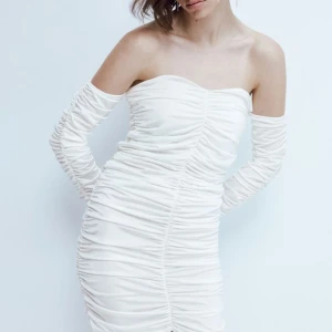 Säljer denna snygga helt nya klänning som aldrig är använd! - Storlek M Sann till storlek Färg vit