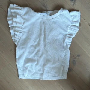 Gullig zara tröja 🩷 - Sparsamt använd och i bra skick❤️ inte min stil längre så säljer den av den anledningen ! Priset kan diskuteras 💕