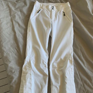 Skidbyxor från Cross - Tajtare vita skidbyxor från Cross i storlek M. Mycket bra skick🤍
