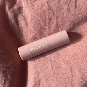 bronzer/contour stick - Hickap bronzer/contour stick. Färgen på sticket är ”Golden Truffle”. Endast testad på handen 1 gång, men aldrig använd i ansiktet. Nypris för den var 219kr. tar emot prisförslag🤍