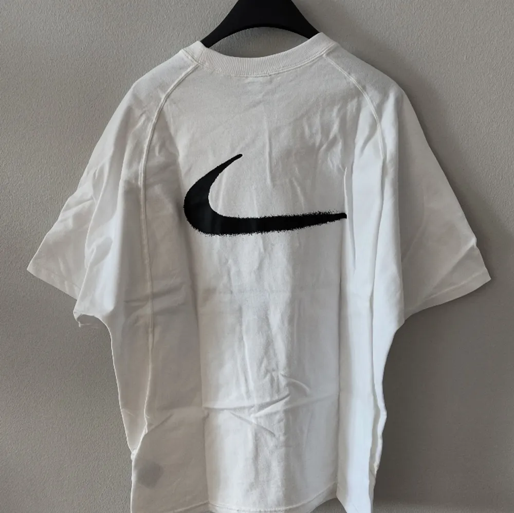 Off-White x Nike Spray Dot White T-shirt  Aldrig använd! Storlek M, Boxy oversized fit!. T-shirts.
