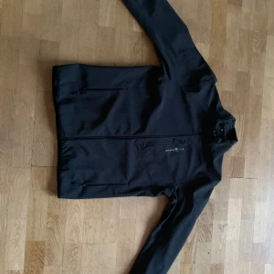 Sailracing vindjacka - Jätteball sailracing jacka som passar alla från drainers till gubbar till orten. Storlek L  och i väldigt fint skick utom loggan på framsidan som är lite sliten av min axelväska. Använd ett fåtal gånger. Skriv vid frågor eller fler bilder🤗