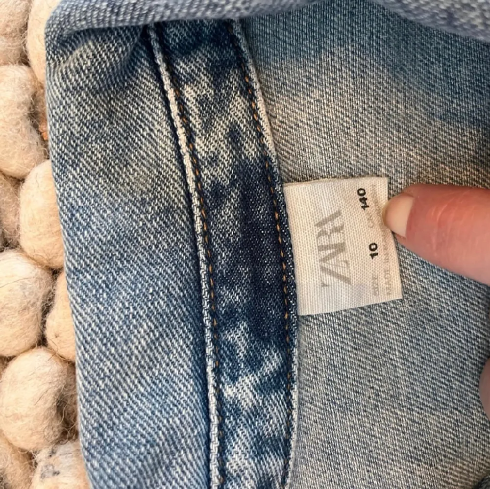 Jeansskjorta från Zara i lite tjockare men mjukt material. Använd två gånger. Kan användas som en overshirt. Rök- och djurfritt hem. Skjortor.