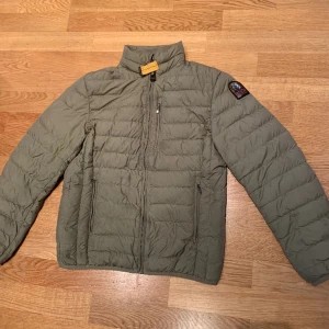 Pjs jacka - Säljer nu min pjs jacka som jag köpt på kidbrantstore som tyvär har ett hål på ryggen som nästan inte syns som man kan sy igen annars är den fin skulle nog säga att den är 7/10 i skick och ny pris är ca 4500 pris kan diskuteras kan skicka mer bilder.