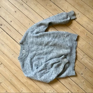 Stickad tröja  - Så himla fin och populär tröja från twist and tango. Storlek M och sitter snyggt på mig som vanligtvis har S, nyskick och bra pris. Kan tänkas prutas lite om snabbt köp. 💘🥰