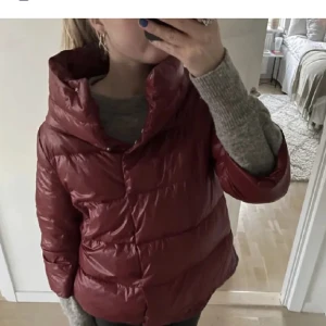 3/4 ärmad jacka  - Jätte cool röd jacka med 3/4 ärmar! Funkar jätte bra till vintern/höster/våren! 😍🔥 (första bilden är inte min bild men exakt samma jacka)💞 Jackan är något uppvikt på bilderna. 