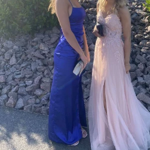 Balklänning  - Jätte fin balklänning från bubbleroom i satin. Färgen är mörkblå och storlek 34💗 använd en gång. Den är uppsydd och passar mig som är 165💗