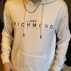 Vit hoodie  - Säljer en vit hoodie från John Richmond men köpt på Farfetch. Den är i storlek S-M. Den har inga defekter. 