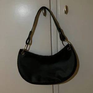 Väska 🩷 - En fin väska från H&M, Har bara använt den typ 2 gånger. Jag har redan så många väskor, så jag tänkte göra mig av med några. 🩷🌸 (Tryck inte på köp förens du har medelat mig) 🩷