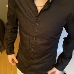 Svart skjorta  - Säljer en svart basic skjorta från FSBN och är u storlek M, slim fit. Den har inga defekter. 