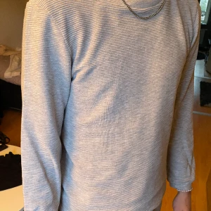 Grå stickad tröja  - Säljer en grå stickad tröja från FSBN i storlek S. Den har inga defekter. 