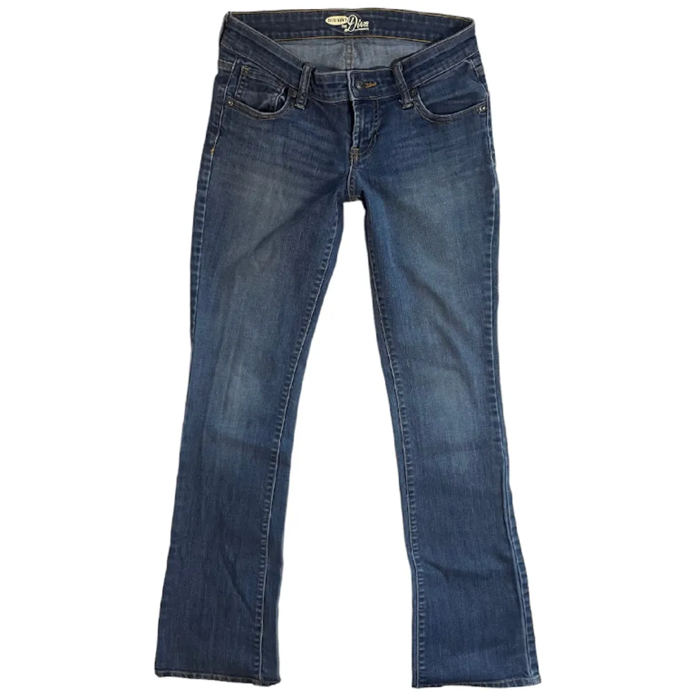 Lågmidjade blåa bootcut jeans 💙MIDJEMÅTT: 69 cm. INNERBENSLÄNGD: 73 cm. GRENDJUP: 16 cm. Ingen bild på då de inte passar!. Jeans & Byxor.