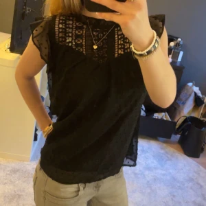 Svart blus - Säljer denna jätte fina svarta blus! 💗 Aldrig använd och inga defekter