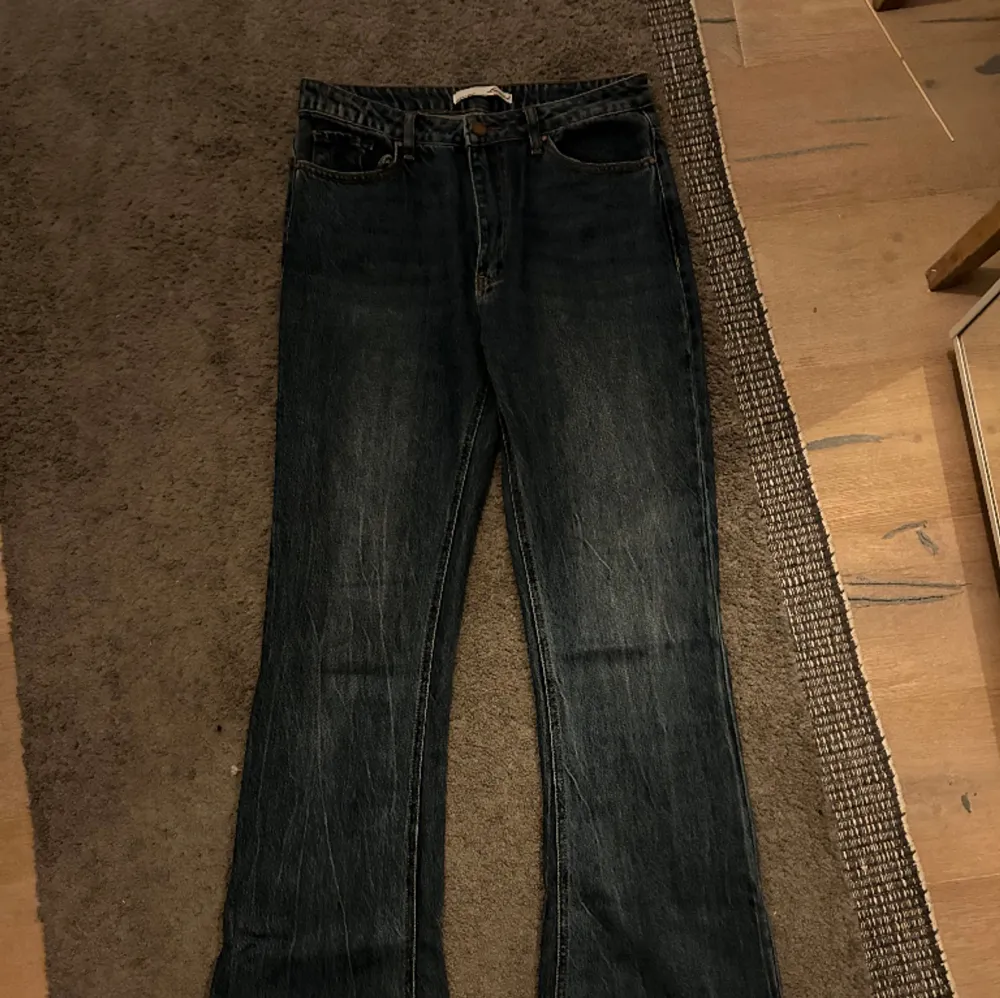 Fina bootcut jeans, säljer pågrund av att jag inte använder längre. Väldigt långa så skulle passa en person som är lång! Storlek 38/40. Jeans & Byxor.