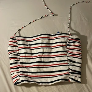 Zara Trafaluc crop top - Trafaluc collection Zara top från Sellpy som aldrig anväds efter köp. Knytband i nacken. Vit med röda och blåa ränder 