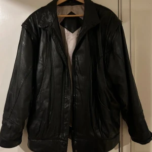 Svart läderjacka  - Svart äkta läderjacka som är använd ett fåtal gånger. 