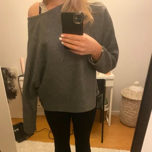 stickad tröja  - jättefin stickad tröja, vet tyvärr inte vart den är ifrån passa xs-m