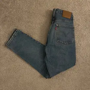 Levis 501 jeans storlek 28/30 mycket bra skick använd fåtal gånger