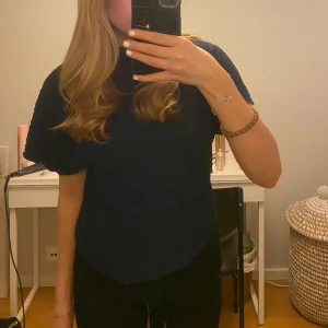 tröja zara - jättefin marinblå tröja från zara. 