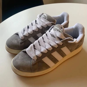Går adidas skor - Mycket trendiga adidas skor i mycket bra skick. Nypris på skorna 2500 kr. De är inte använda mycket, säljer pågrund av att de inte kommer till användning 