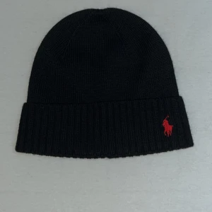 Ralph lauren mössa (oanvänd) (Äkta) - Helt ny och helt oanvänd Ralph lauren mössa. Köpt för 600kr. Kontakta mig om du är intresserad:)