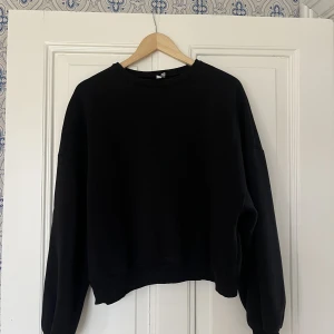 Oversized croppad sweatshirt - Oversized croppad sweatshirt från Nelly i storlek S. Säljer eftersom den inte längre kommer till användning.
