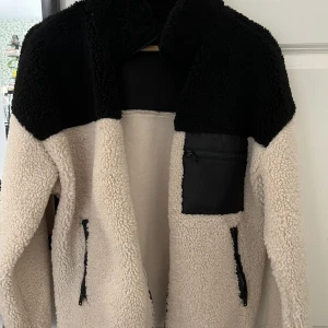 Fluffig vår jacka - Säljer denna vårjacka! Säljer den då jag inte använder den längre