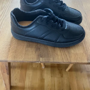 Svarta fina skor stl.37 - Helt nya skor som inte blivit använda storlek 37