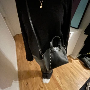 Svart handväska  - Jätte fin handväska från Aldo! Köpt på zalando 💕 säljer pga att ja it använder den längre! Inga defekter och nypriset är 590❤️❤️pris kan diskuteras!!