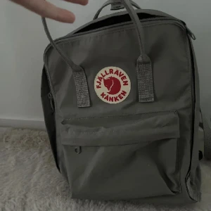 Väskor  - Säljer en del väskor, från 29kr!  Fjällräven ( helt ny ). 999kr köpt för 1800kr. Stor storlek, rymmer 16 liter 