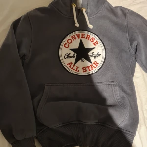 Hoodie Converse  - Använd men i bra skick! Storlek S men jag skulle nästa säga att den är XS. Skriv gärna om du har frågor! 