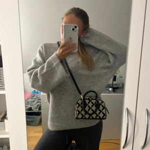 Väska hm - Säljer min väska från hm då den inte kommer till användning, köpt i somras och är i toppskick. endast antal ett få gånger.💕