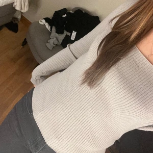 Gråbeige topp - Gråbeige topp från h&m. Köpt second hand för 200kr säljer för 70kr. Använd en gång och är i bra skick.